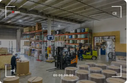 Cámara de seguridad monitoreando una bodega