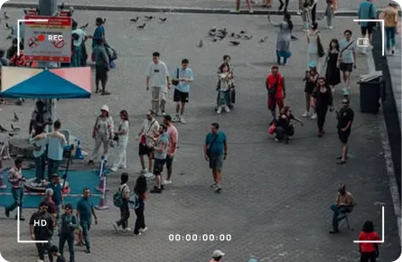 Cámara de seguridad monitoreando una plaza pública